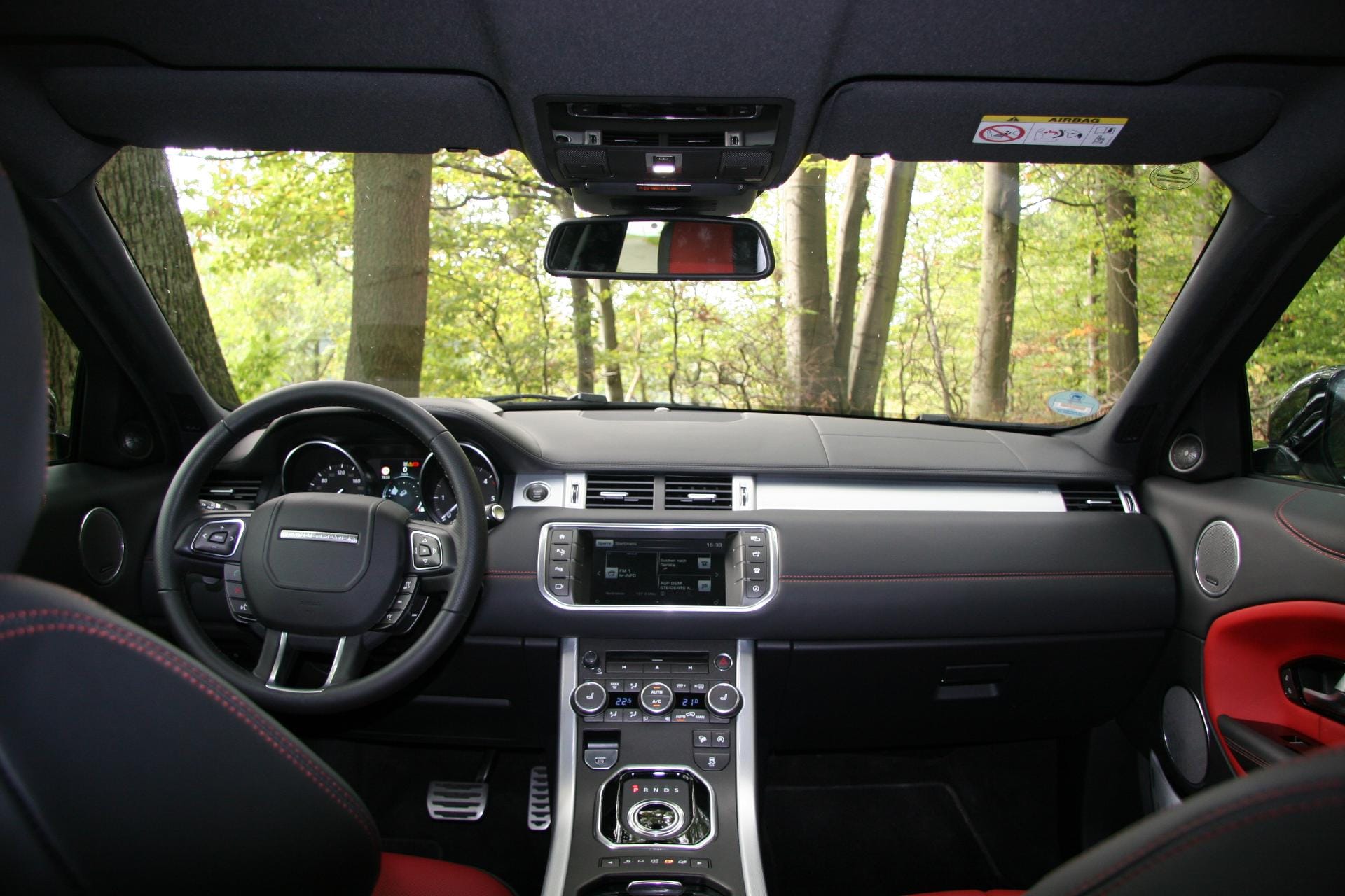 Behaglich, modern und einfach zu bedienen: Das sauber verarbeitete Cockpit im Range Rover Evoque.