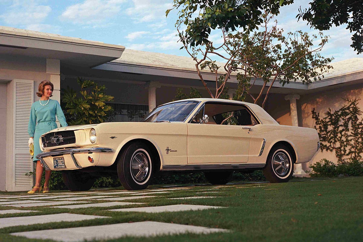In die 1960er Jahren galt der Mustang im Vergleich zu den riesigen Straßenkreuzern als "kompakt" und laut Legende soll er in Anlehnung an das Pferd im Logo und Namen deshalb "Pony" genannt wurden sein. Mit jungen attraktiven Frauen wurde nicht nur für den Kauf geworben, sie galten selbst auch als wichtige Zielgruppe.