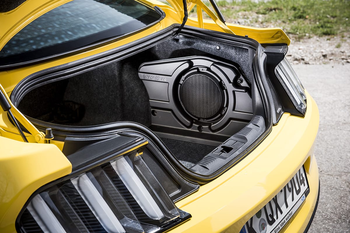 Trotz des großen Subwoofer des Premium-Sound-Systems schluckt der Mustang 408 Liter Gepäck – ein guter Wert für ein sportliches Coupé – im Cabrio sind es immerhin noch 322 Liter.
