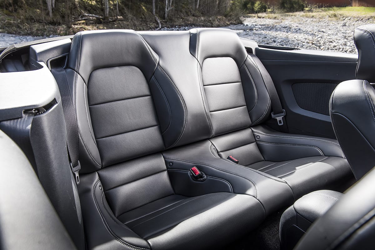 Auch als Cabrio mit elektrischem Stoffverdeck bleibt der Mustang ein 2+2-Sitzer mit ausreichend Platz hinten für Kinder oder kleineren Erwachsene. Anders als im Fastback-Coupé lassen sich die Rücksitzlehnen des Cabrios allerdings nicht umklappen.