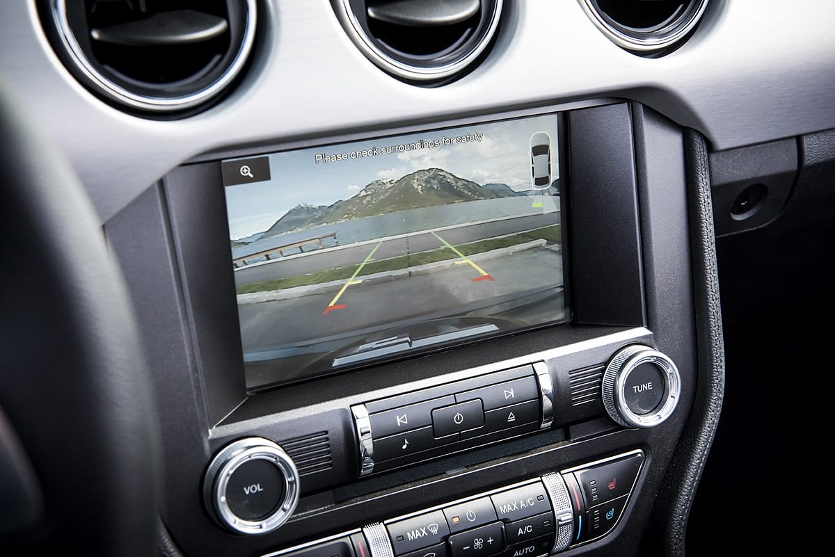 Lob verdienen das Infotainment-System SYNC 2, das mit 8-Zoll-Touchscreen und Rückfahrkamera auch in anderen Ford-Modellen zum Einsatz kommt sowie das Premium-Soundsystem mit zwölf Lautsprechern und Subwoofer im Kofferraum.