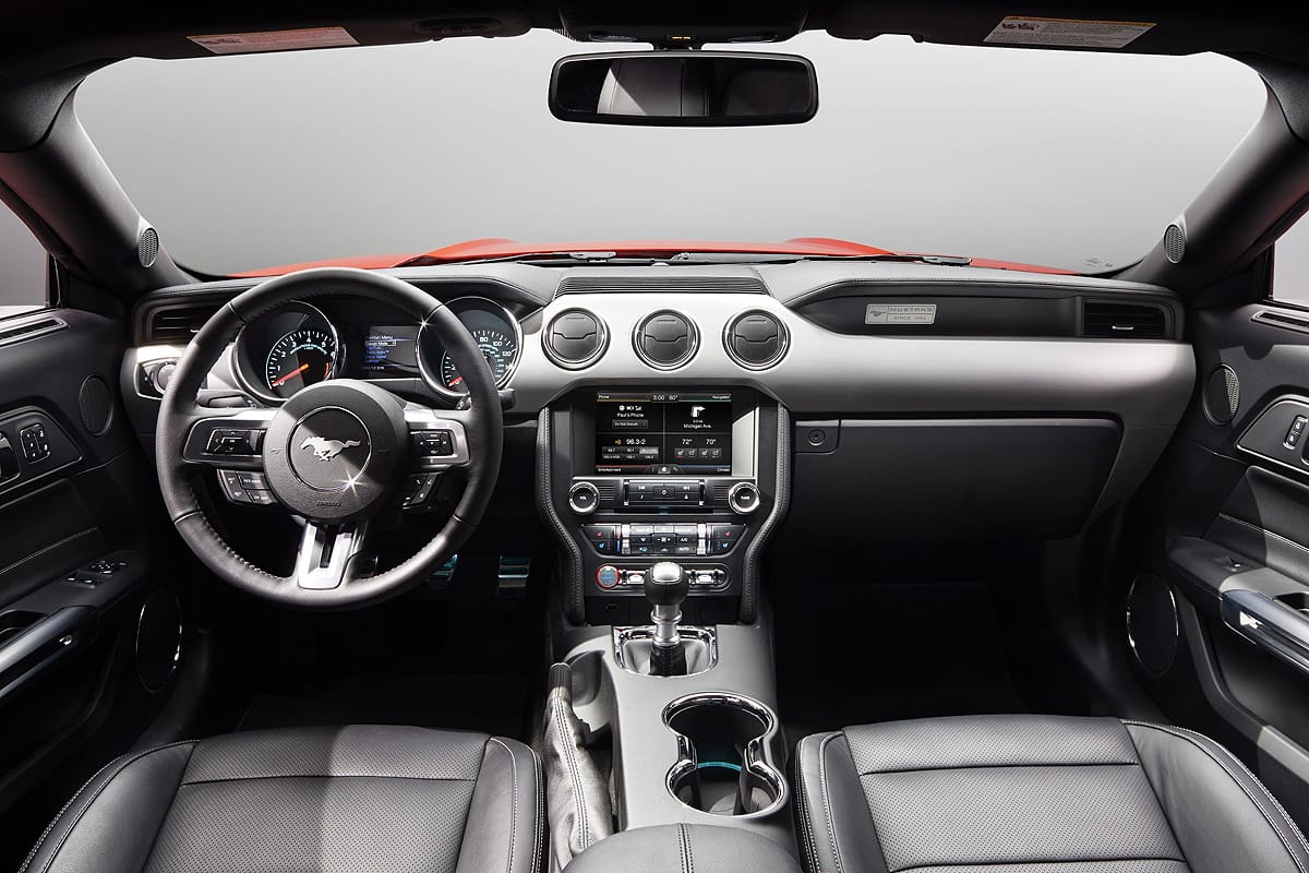 Das geräumige Cockpit mit vielen Ablagen wirkt übersichtlich und ist mit netten Details garniert. Für Sportfahrer könnte das Multifunktions-Lenkrad gerne etwas kleiner ausfallen – doch der Mustang soll ja auch ein Wagen für den Alltag sein – und das ist er durchaus.