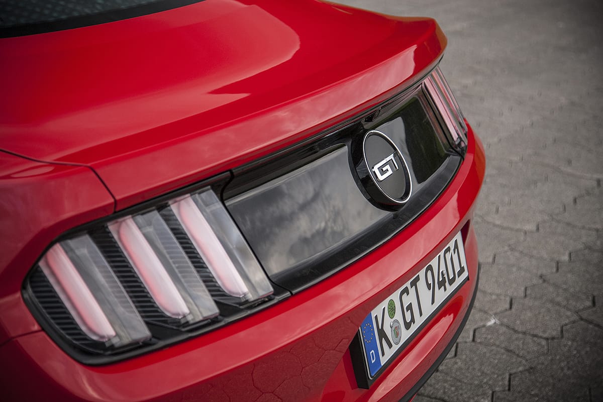 Statt dem Mustang ziert der GT-Schriftzug das Heck der V8-Version. Das traditionelle Design der Rückleuchten wurde modern mit LED-Technik interpretiert und ist nachts wie tagsüber einen zweiten Blick wert.