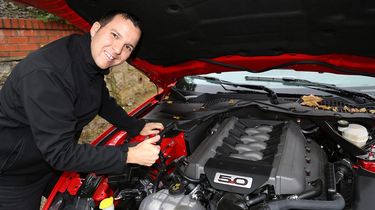 Unser Testfahrer Christian Sauer ist sich sicher: "Der kleinere 4-Zylinder-Turbo mag zwar sparsamer und vernünftiger sein, der fünf Liter große V8-Sauger passt aber nach wie vor optimal zum Mustang. Doch das Muscle Car kann inzwischen mehr als nur lautstark und schnell geradeaus sprinten."