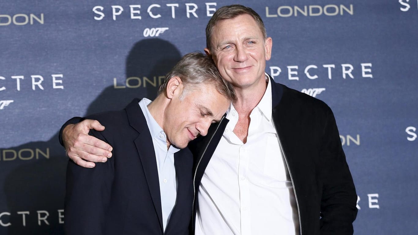 Daniel Craig (r.) und Christoph Waltz haben sich so richtig gern.
