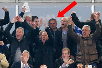Chelsea-Trainer Jose Mourinho sieht in der Partie gegen West Ham United Rot und muss auf die Tribüne.