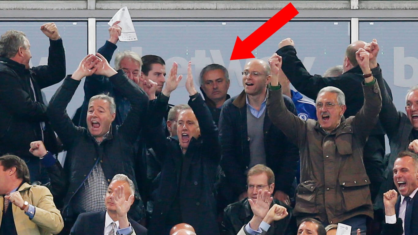 Chelsea-Trainer Jose Mourinho sieht in der Partie gegen West Ham United Rot und muss auf die Tribüne.