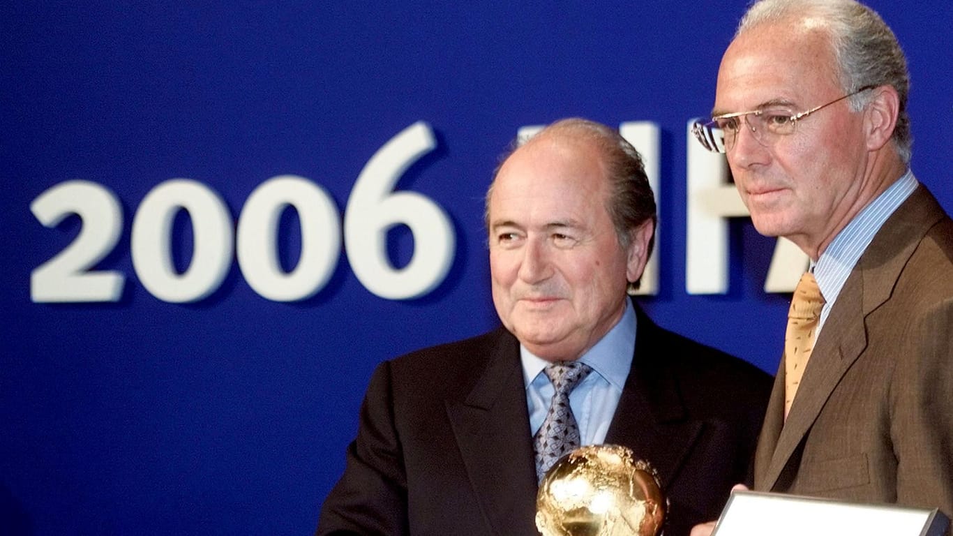 FIFA-Präsident Sepp Blatter (li.) und Franz Beckenbauer nach der WM-Vergabe an Deutschland 2000.