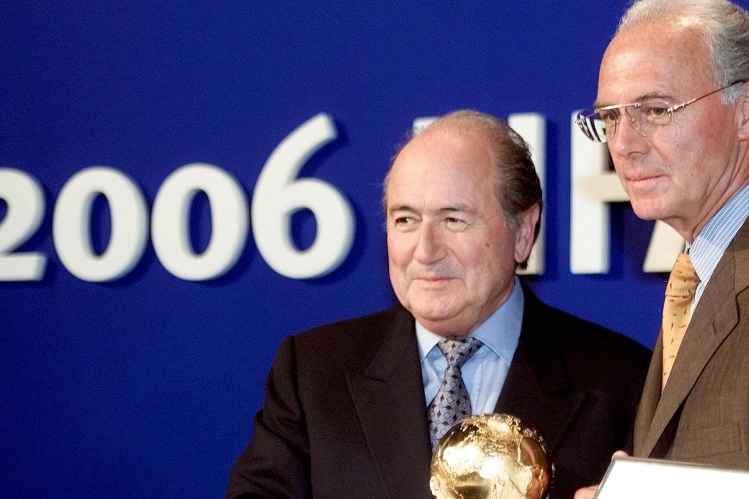 FIFA-Präsident Sepp Blatter (li.) und Franz Beckenbauer nach der WM-Vergabe an Deutschland 2000.