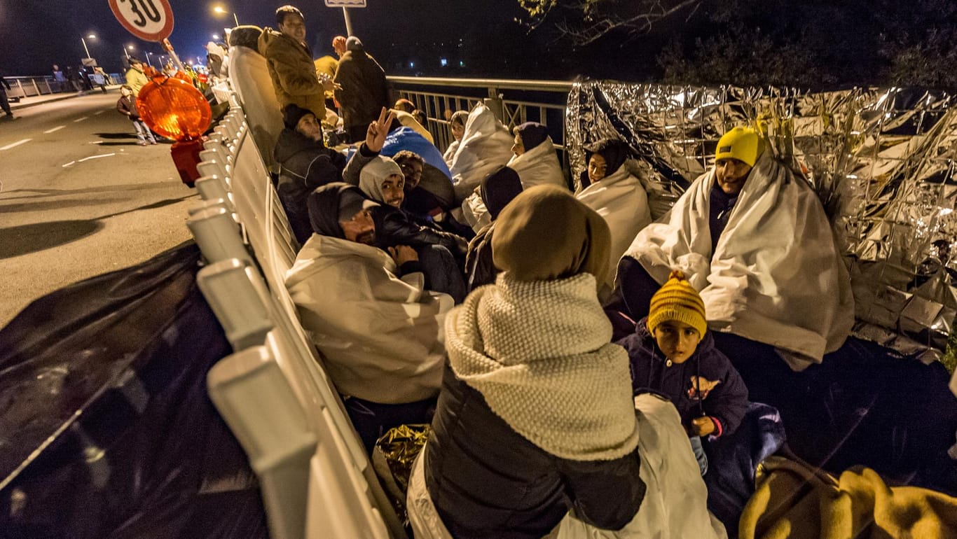 Flüchtlinge an der deutsch-österreichischen Grenze: "Wir saufen hier ab."
