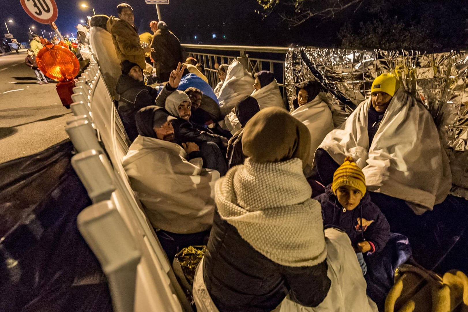 Flüchtlinge an der deutsch-österreichischen Grenze: "Wir saufen hier ab."