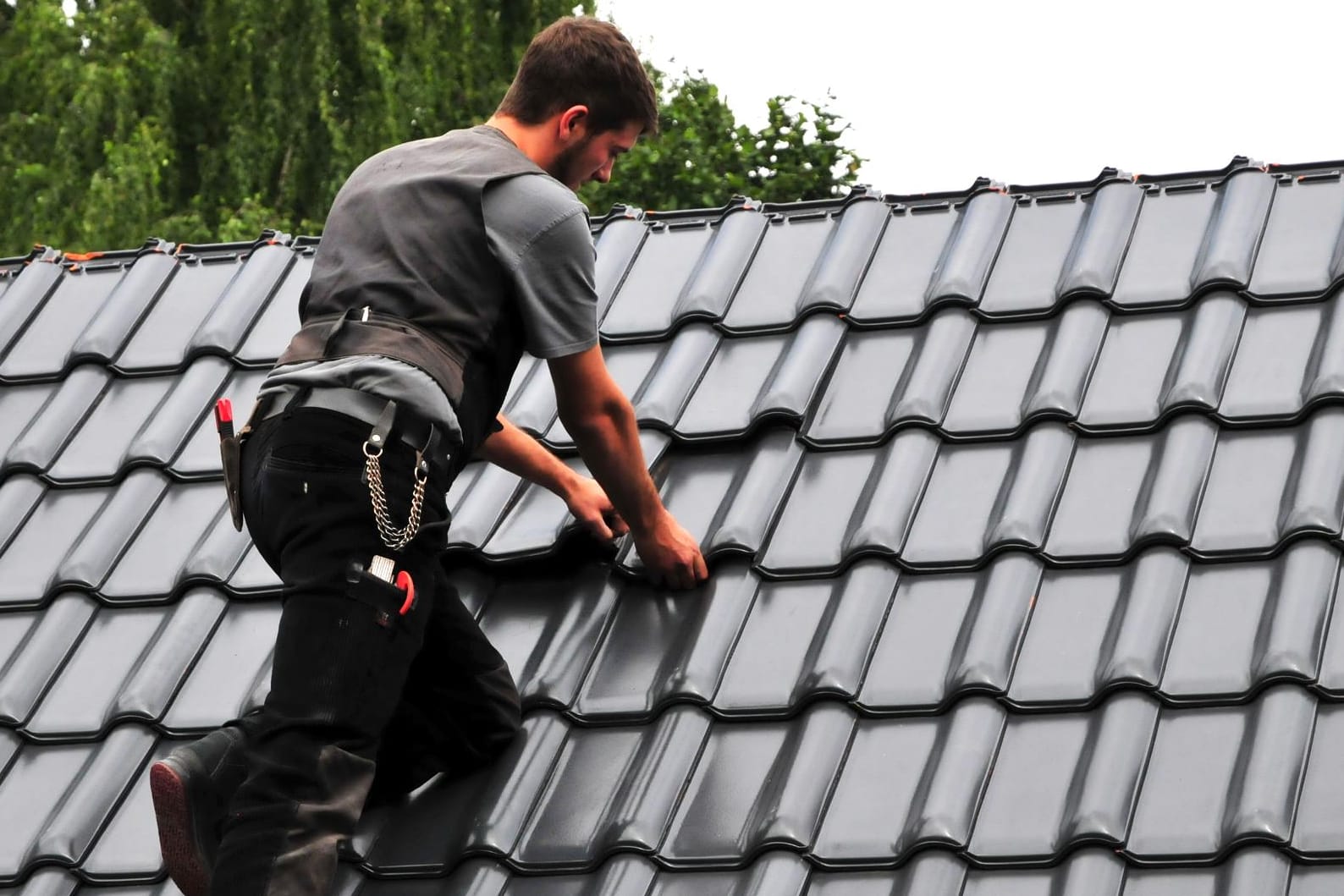 In den letzten Jahren wurden die Vorgaben zur Windsogsicherung von Dächern verschärft.