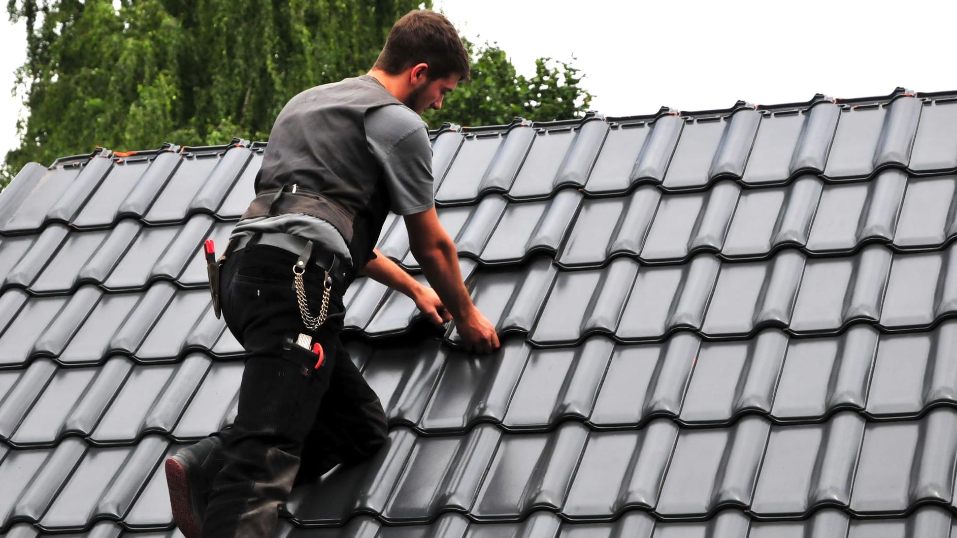 In den letzten Jahren wurden die Vorgaben zur Windsogsicherung von Dächern verschärft.