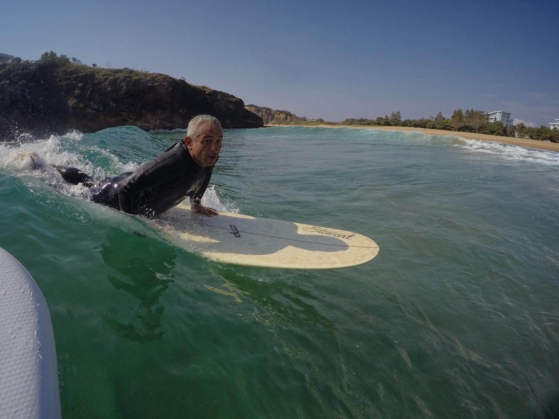 Der Italiener Nik Zanella kundschaftet Nordkoreas beste Surf-Reviere aus.