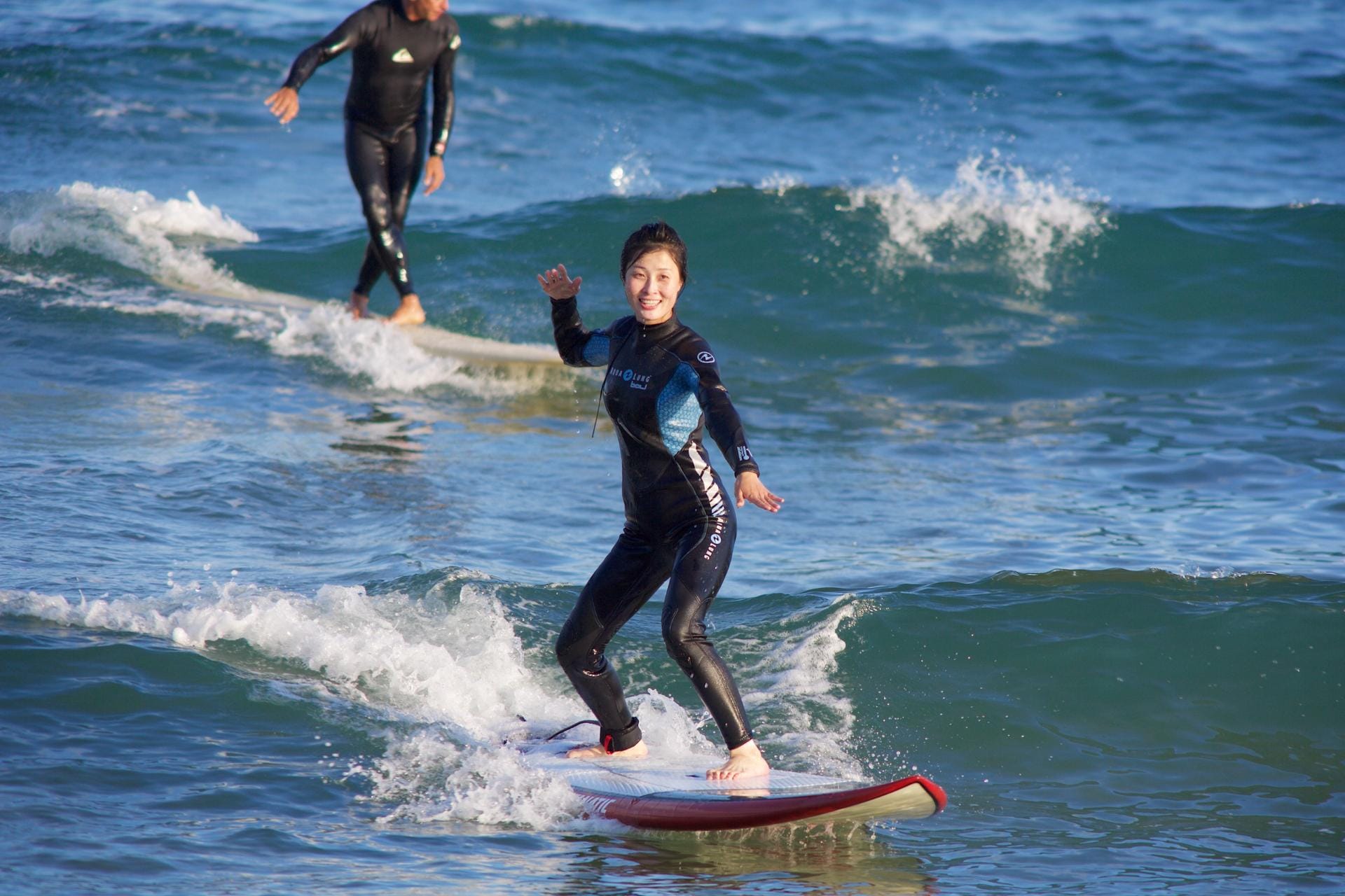 Zanella und seine Mitstreiter reisten mit sechs Surfboards und reichlich Neoprenanzügen an. Ihre ersten Wellenreitschüler waren die Angestellten des örtlichen Hotels am Majon Beach, die Fahrer des Erkundungsteams und die staatlich bestellten Aufpasser.