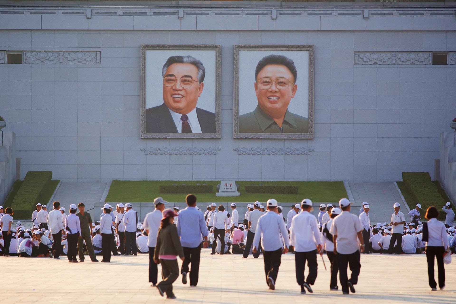 ...während die Besucher der Großen Studienhalle des Volkes in Nordkoreas Hauptstadt Pjöngjang unter ganz anderer Aufsicht stehen.