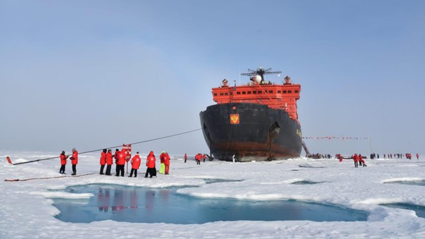 Endlich am Ziel: Mit dem Erreichen des Nordpols erfüllen sich die Touristen einen Traum - für den Eisbrecher ist es ein weiterer Sieg gegen die Natur.