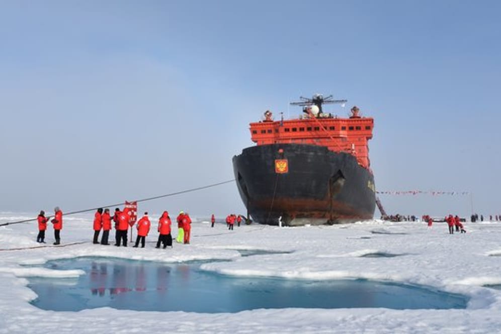 Endlich am Ziel: Mit dem Erreichen des Nordpols erfüllen sich die Touristen einen Traum - für den Eisbrecher ist es ein weiterer Sieg gegen die Natur.