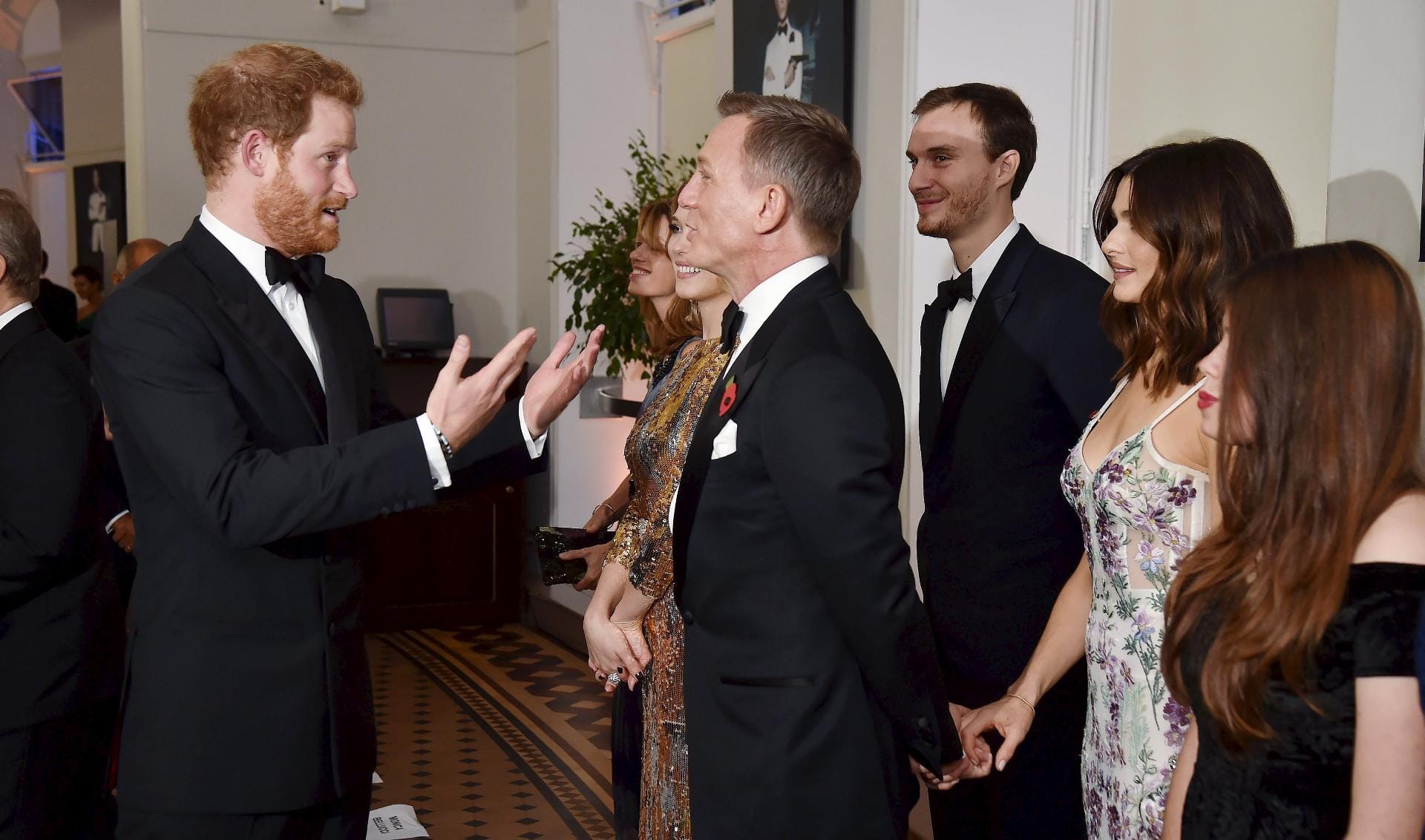 Auch Prinz Harry plauderte angeregt mit Craig. Ob sie ausdiskutierten, wer von beiden den cooleren Smoking trägt?