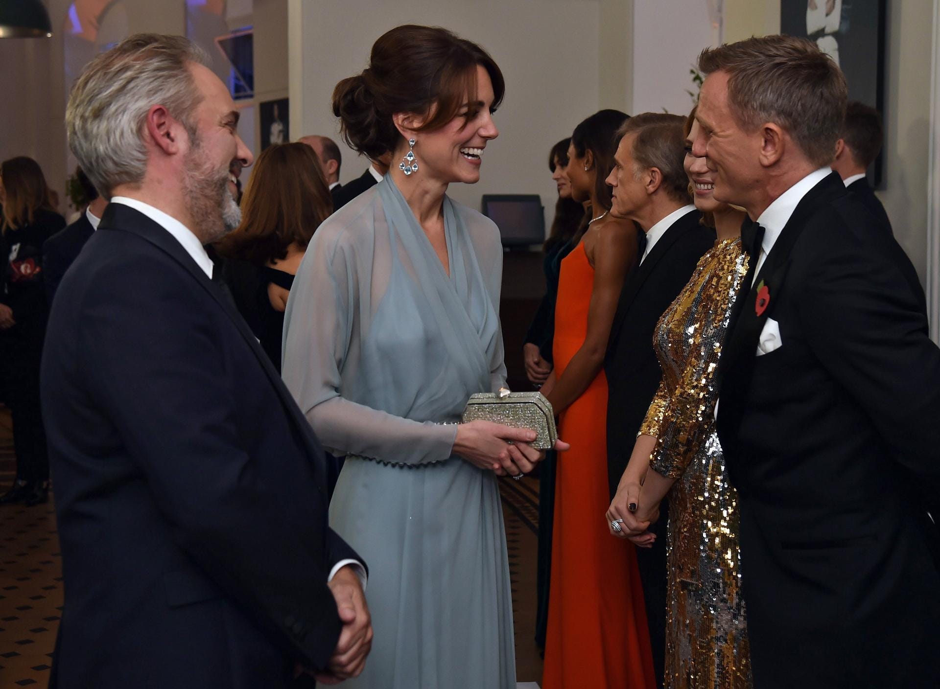 Begrüßt wurden Kate und William unter anderem von Regisseur Sam Mendes (l.). Auch mit Hauptdarsteller Craig konnten sie einige Worte wechseln.