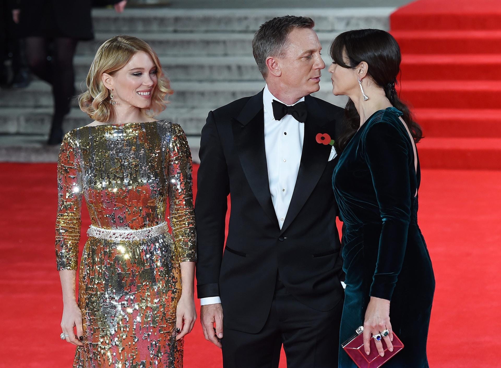 Bei der Weltpremiere von "Spectre" in London strahlten die Bond-Girls Léa Seydoux (l.) und Monica Bellucci an der Seite von Bond-Darsteller Daniel Craig um die Wette.