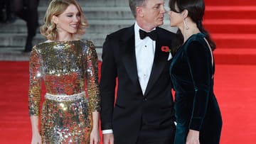 Bei der Weltpremiere von "Spectre" in London strahlten die Bond-Girls Léa Seydoux (l.) und Monica Bellucci an der Seite von Bond-Darsteller Daniel Craig um die Wette.