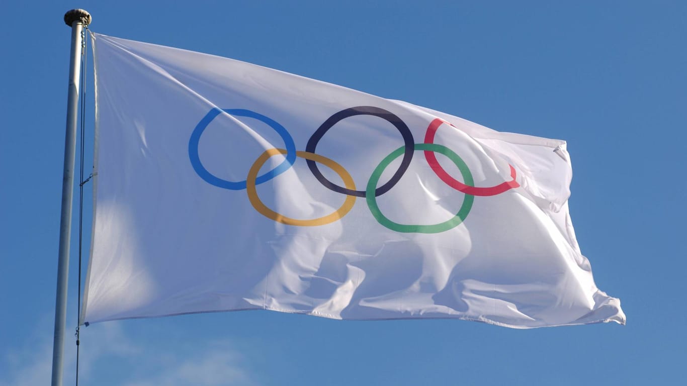 Unter dem Schutz der Olympischen Flagge dürfen Flüchtlinge bei Olympia antreten.