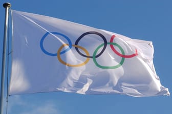 Unter dem Schutz der Olympischen Flagge dürfen Flüchtlinge bei Olympia antreten.