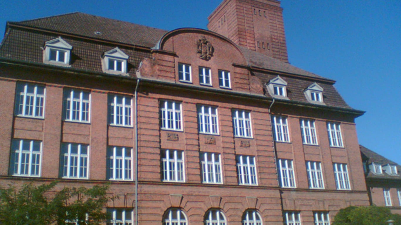 Unter dem Dach der ehemaligen Marinetechnikschule in Kiel-Wik arbeiten und leben jetzt TV-Kommissare und Flüchtlinge Wand an Wand.