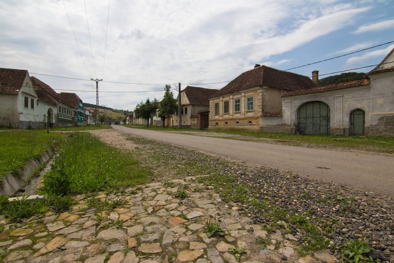 Typisches Dorf in Siebenbürgen, Rumänien. Der Lonely Planet empfiehlt die Gegend als beste Region in seinem Ratgeber "Best in Travel 2016".