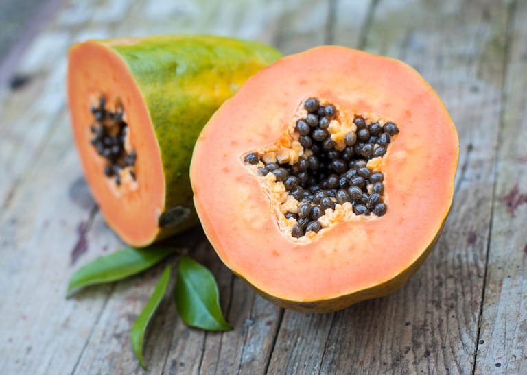 Ups, nicht das Obst vergessen: Denn Früchte enthalten Kohlenhydrate und dazu jede Menge wichtiger Vitamine und Spurenelemente. Diese Papaya etwa enthält das Enzym Papain, das die einzelnen Aminosäuren des Proteins hervorragend aufspaltet und damit dem Körper zuführt.
