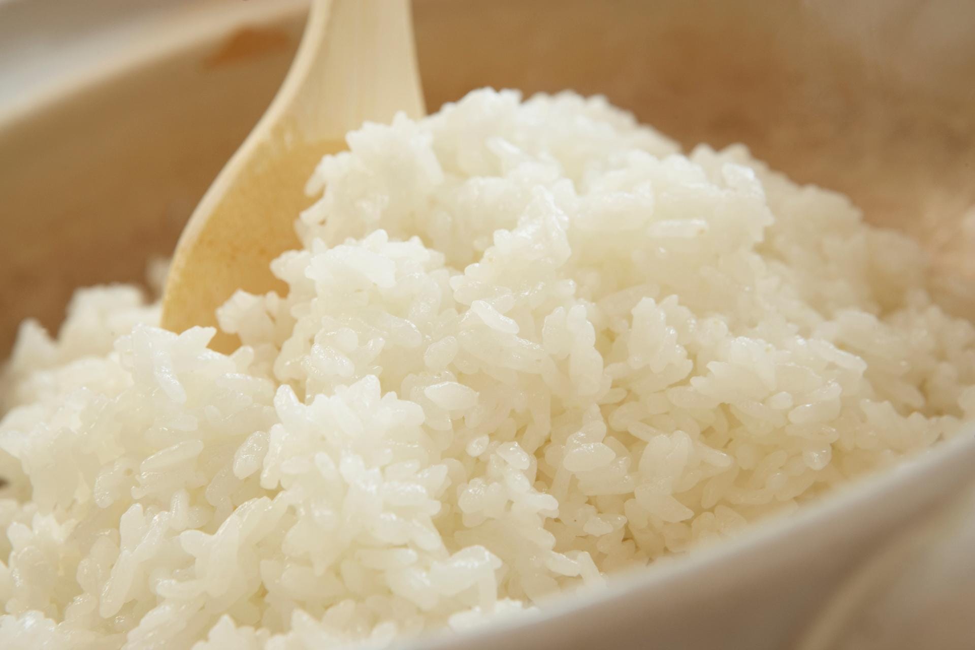 100 Gramm Reis bestehen aus 74 Gramm Kohlehydraten und dazu 3 Gramm Proteinen – das ist genau die richtige Beilage zu Fisch, Fleisch und Eiern.