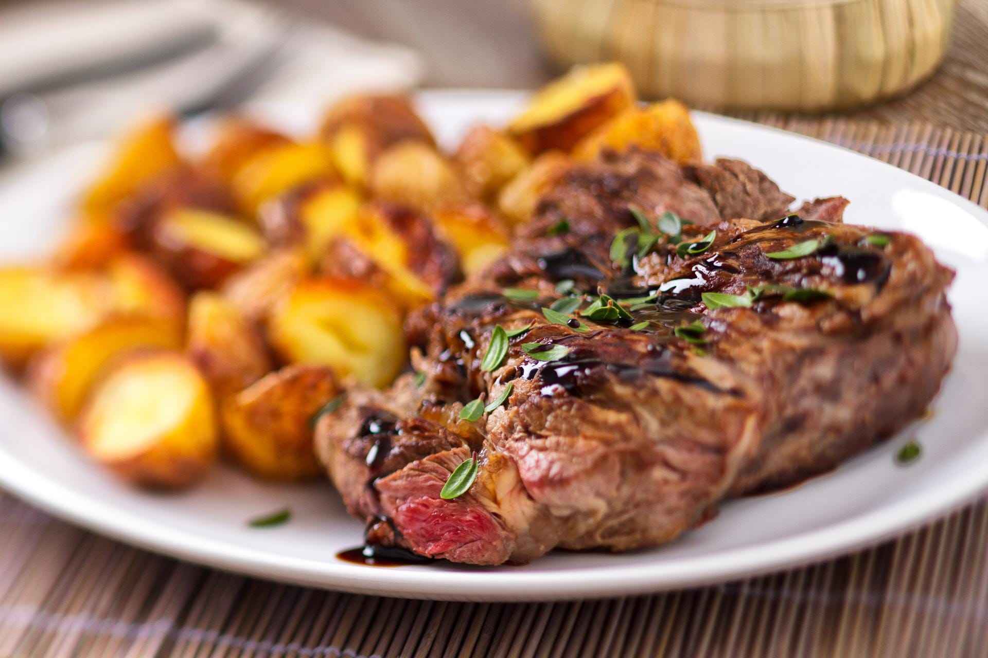100 Gramm Rindersteak bringt 21,5 Gramm Proteine in den Körper. Zusammen mit fettarm geschmorten Kartoffeln aus dem Ofen ist das die richtige Kombination aus Eiweiß und Kohlenhydraten als Energieträger.