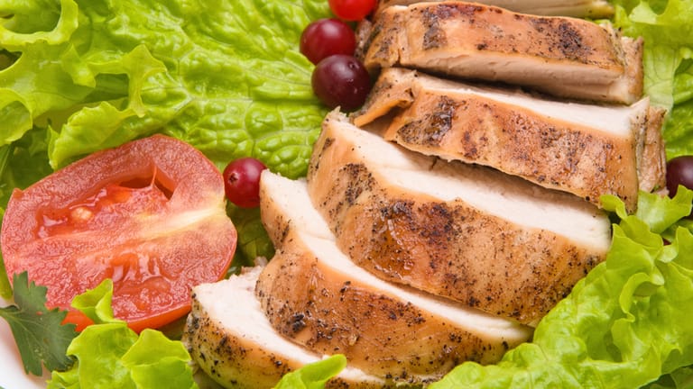 Ob Hühnchen oder Pute – mit Salat ein Klassiker der gesunden Ernährung. Denn Gemüse und Salat enthält viele Vitamine und Nährstoffe, die ein sportlicher Körper benötigt.