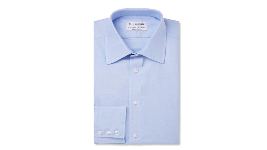 Mindestens ebenso beliebt sind blaue Hemden, wie das Modell von Turnbull & Asser aus Oxford-Baumwolle (um 250 Euro bei MrPorter), ganz einfach, weil die meisten Anzüge Blau sind.
