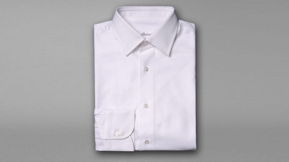 Ein klassisches, weißes Hemden mit Kent-Kragen aus feinem Baumwoll-Twill geht immer. Das Modell von Brioni (um 440 Euro) wird nachhaltig aus Biobaumwolle gefertigt.