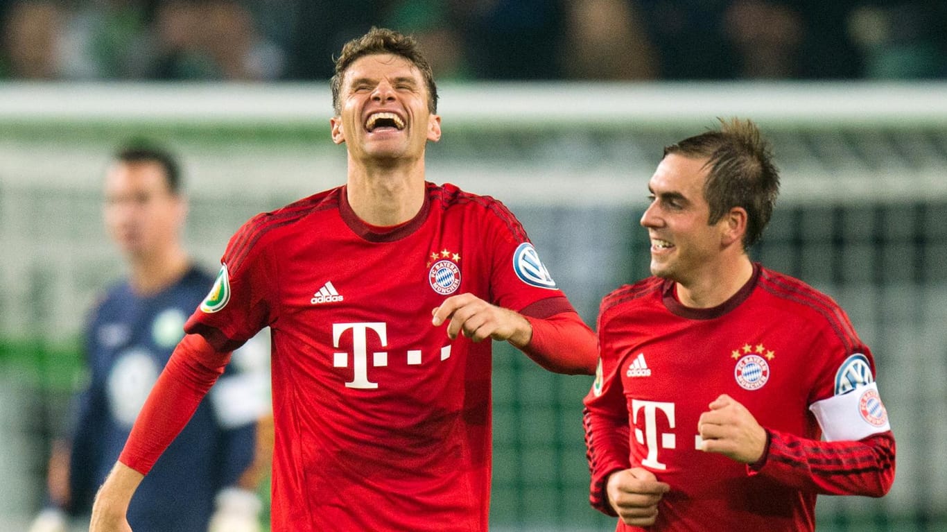 Thomas Müller (li.) und Philipp Lahm freuen sich nach dem 3:0 des Stürmers.