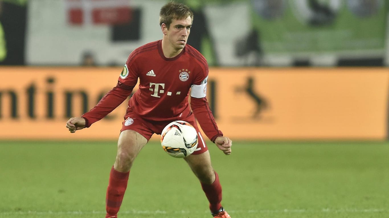 Bayerns Philipp Lahm bringt den Ball unter Kontrolle.