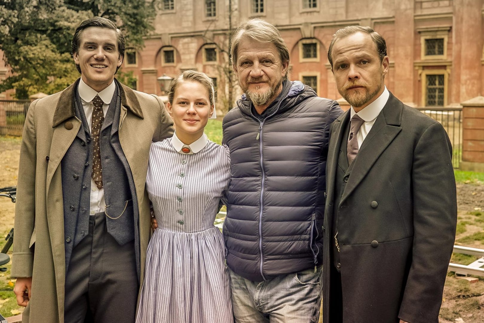 Die "Charité"-Crew: Maximilian Meyer-Bretschneider als Georg Tischendorf, Alicia von Rittberg als Ida, Regisseur Sönke Wortmann und Matthias Koeberlin als Dr. Emil Behring (v. li.).