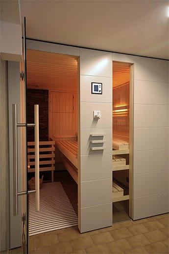 Außen elegante Wände, innen eine Wandverkleidung aus Stein. Dieses Design macht die Sauna zum Teil eleganter Wohnräume.