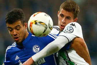 Schalke-Stürmer Franco Di Santo (li.) im Duell mit Mönchengladbachs Thorgan Hazard.