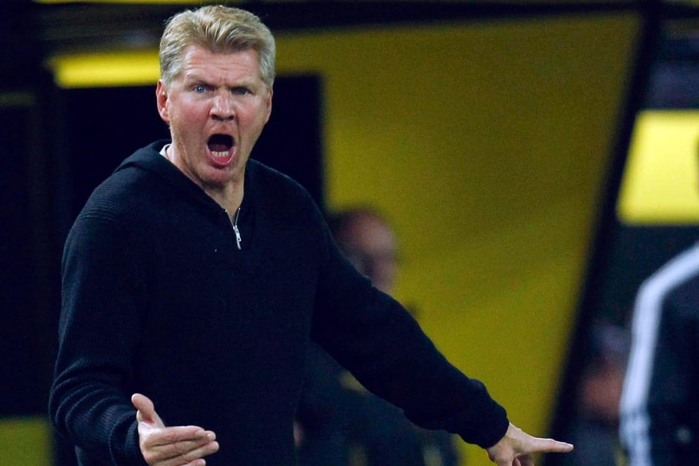 Stefan Effenberg beim Spiel in Dortmund in Rage.