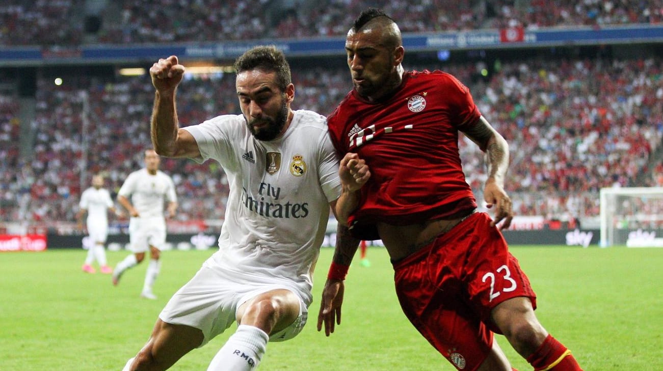 Reals Daniel Carvajal (li.) kämpft beim Audi Cup mit Bayerns Arturo Vidal um den Ball. Reals Daniel Carvajal (li.) kämpft beim Audi Cup mit Bayerns Arturo Vidal um den Ball.