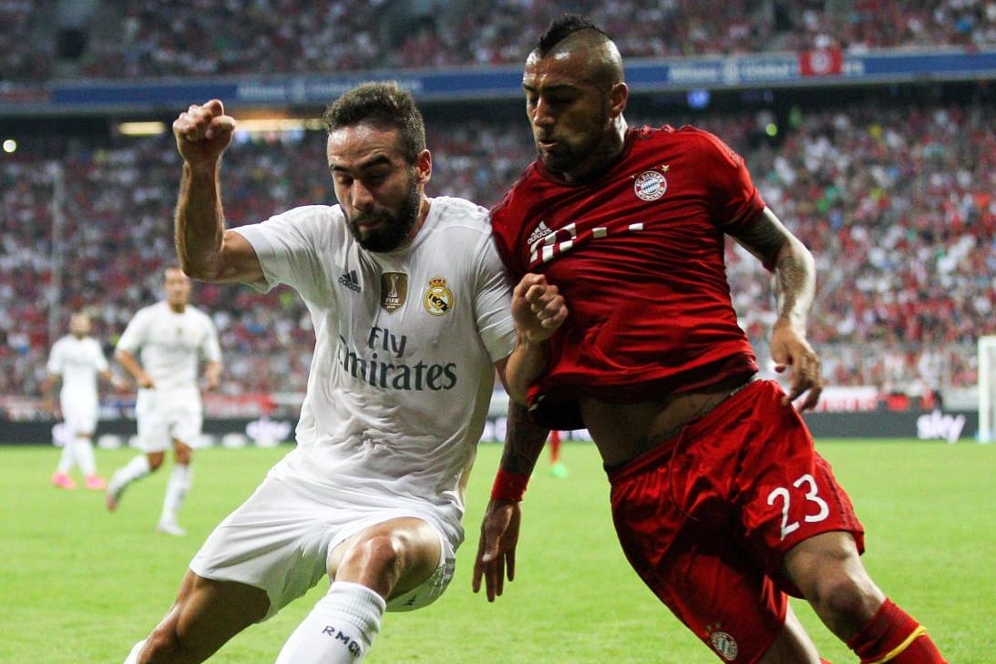 Reals Daniel Carvajal (li.) kämpft beim Audi Cup mit Bayerns Arturo Vidal um den Ball.