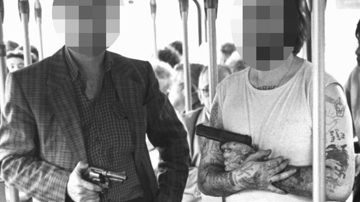 Nach 27 Jahren Aussicht auf die Freiheit: Hans-Jürgen R. (rechts) mit seinem Komplizen Dieter D. in dem entführten Bus.
