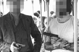 Nach 27 Jahren Aussicht auf die Freiheit: Hans-Jürgen R. (rechts) mit seinem Komplizen Dieter D. in dem entführten Bus.