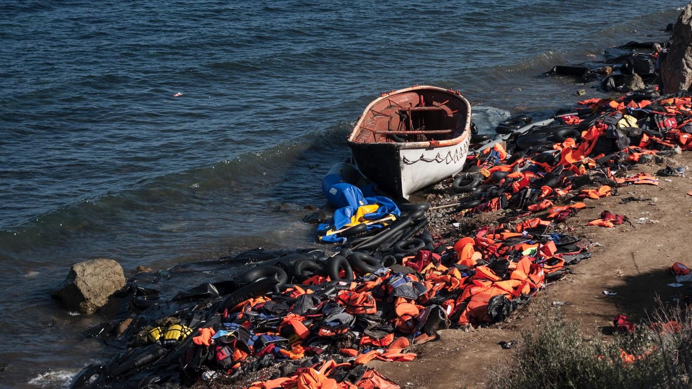 Zurückgelassene Schwimmwesten am Strand von Lesbos am Donnerstag. In der darauffolgenden Nacht sanken zwei Flüchtlingsboote.