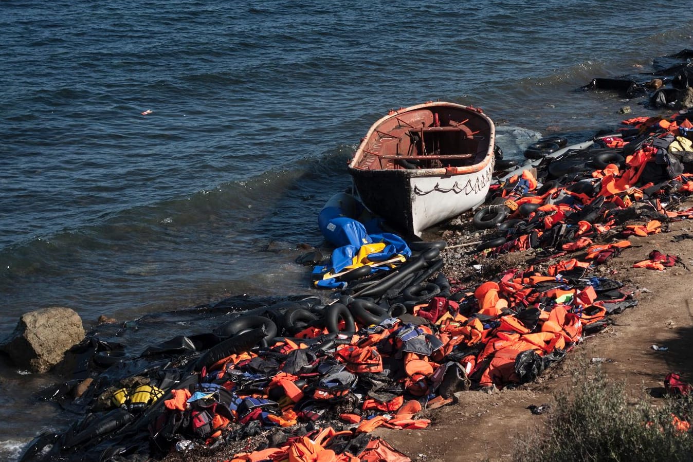 Zurückgelassene Schwimmwesten am Strand von Lesbos am Donnerstag. In der darauffolgenden Nacht sanken zwei Flüchtlingsboote.