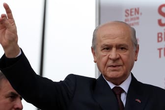 Handzeichen der "Grauen Wölfe": Der Rechtsnationalist Devlet Bahceli und seine MHP werden als Partner nach der türkischen Parlamentswahl umworben.