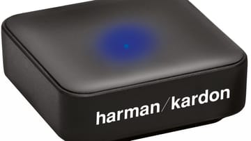 Mit einer 5 × 5 Zentimeter großen Box von Harman/Kardon können sich analoge Stereoanlagen per Bluetooth mit Smartphones und Tablets verbinden
